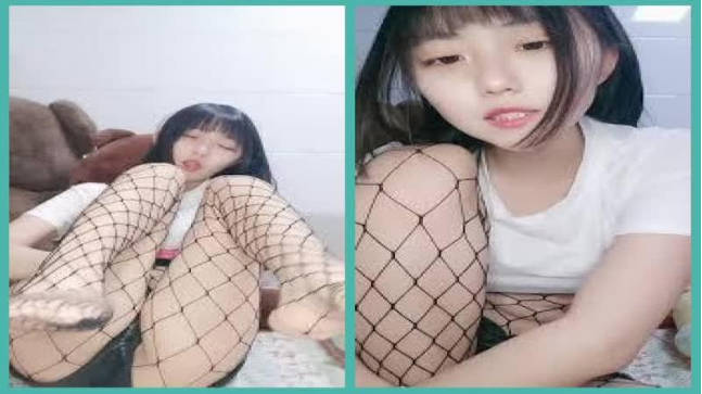 软萌妹纸--南昌污崽崽黑丝袜性感蜜桃臀哥哥快来操我20张包夜不限次数哦声音好可爱诱惑狼友撸断屌 海报