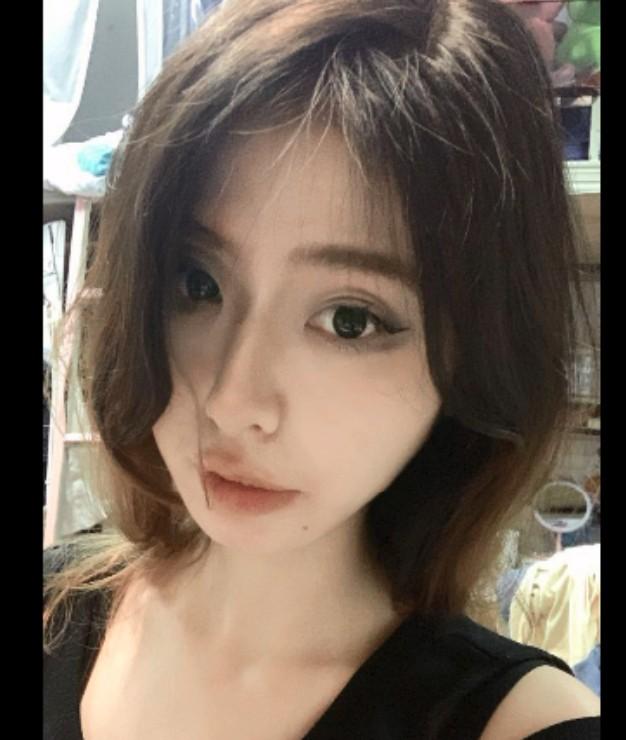 短髮神顏女大學生私下變身金主尤物 海报