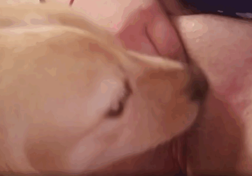 性感女性享受狗舔她肥大的阴部 海报