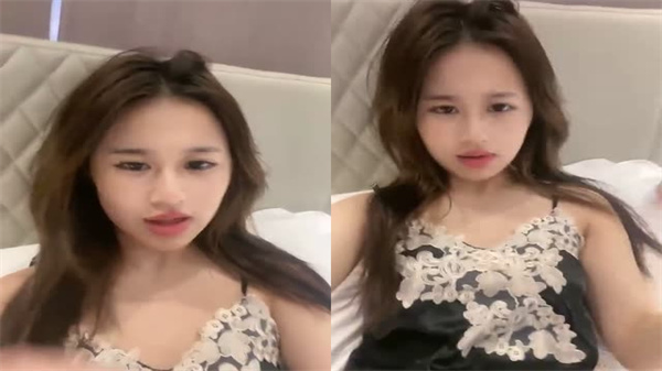 饥渴人妻掰开嫩穴求欢，老公狂插骚逼高潮不断 海报