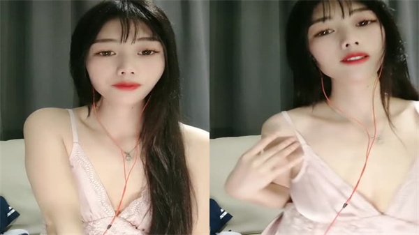 黑丝苗条巨乳骚妇主动献身，蒙面狼友狂舔揉奶玩到激烈操逼高潮！ 海报