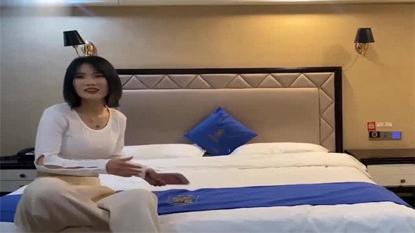 花臂哥酒店激情约战经济拮据兼职妹 真实记录无套直入偷拍视角 海报
