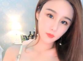 美少女扭腰自慰秀：短裙慢褪内裤，骑坐椅子狂操假阳具高潮喷发！ 海报