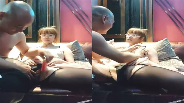 黑丝巨乳眼镜欲女私密包房3P极限双插 两猛男轮番攻陷温顺肉便器 海报