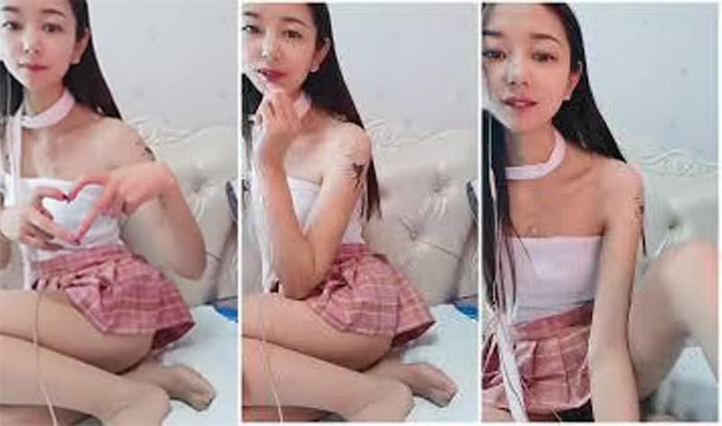 颜值很高的小女人镜头前直播大秀被狼友调教听指挥脱光衣服揉奶玩逼跳蛋抽插骚穴呻吟淫水好多精彩刺激 海报