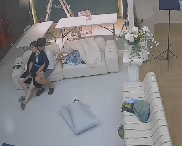 黑客破解监控实录！摄影棚空无一人，摄影师狂搞老板娘隐秘偷情全记录 海报
