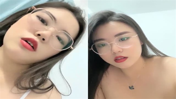 肉丝高跟肥臀巨乳眼镜骚货，淫声荡语撩骚互动！道具狂玩骚逼高潮喷水，浪叫不断！ 海报