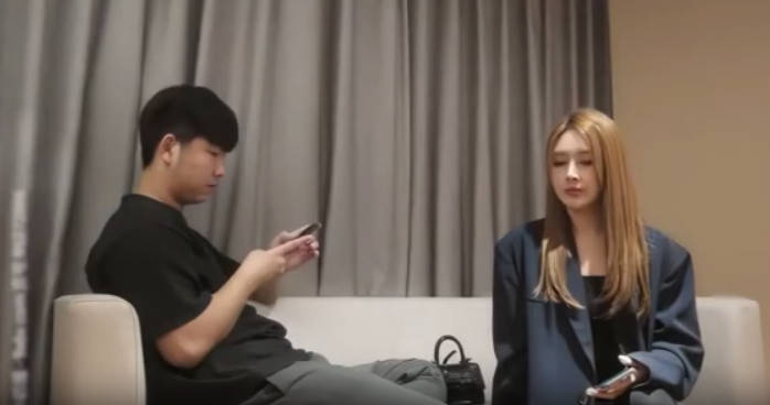 深夜場約了個氣質黃髮女孩啪啪，花臂紋身口交舔弄上位騎乘抽插猛操 海报