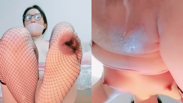 高跟网袜肥臀眼镜痴女淫叫不停，小黄瓜狂玩嫩穴，骑假屌猛操无毛骚逼！ 海报