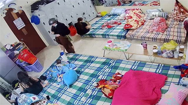 高端沐足店偷拍：极品技师睡前换衣嬉闹，火辣诱惑让人血脉贲张！ 海报
