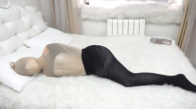 窒息般快感！美女全身蚕茧束缚，敏感带全包裹任人玩弄 海报