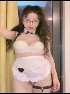 爆乳御姐戴黑框眼镜玩弄卷发，极品尤物淫荡求操 海报
