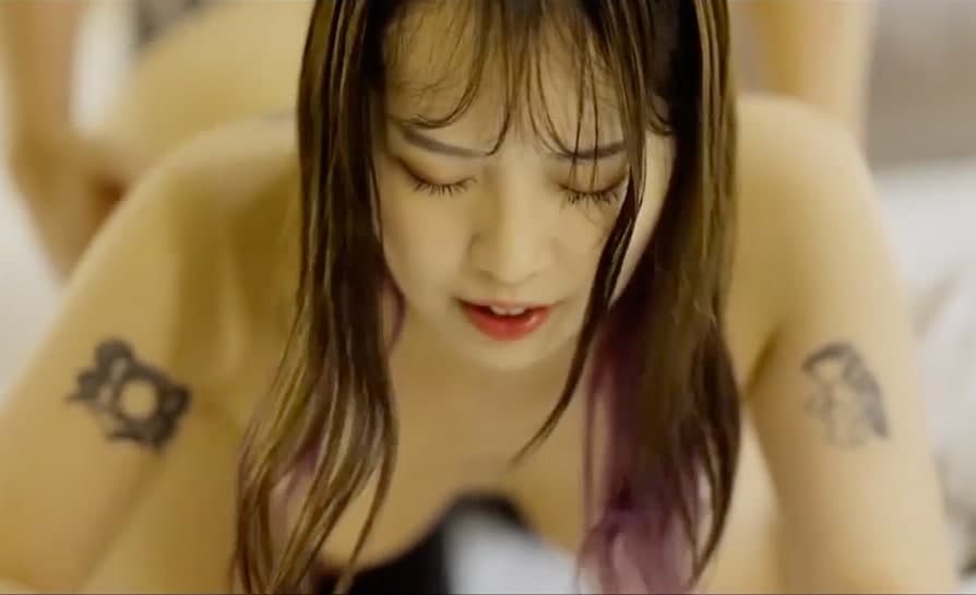 正妹女神的肉体垂屌。 海报