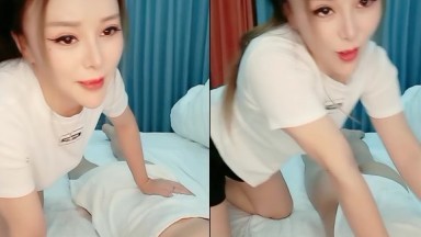 风骚少妇大胆露脸伺候土豪大哥，活好不黏人！豪乳抹精油激情胸推，69式口交吞吐巨根，浪叫中爆操内射高潮不断！ 海报