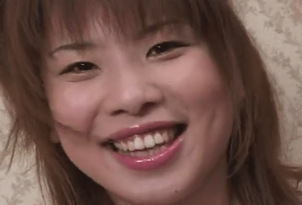 可爱的日本小妞有漂亮的脸蛋，被她的狗狠狠地操 海报