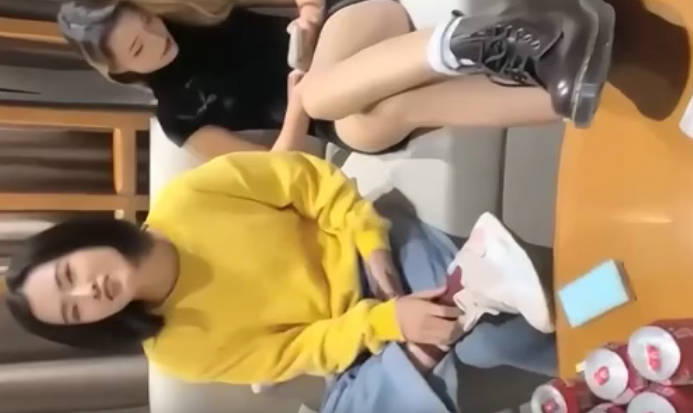 富二代包養三女，直播大秀大翹臀前戲充足撅這屁股拍對亮相！ 海报
