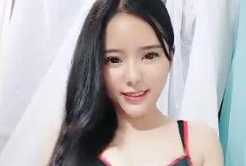 巨乳长发妹全裸椅子自慰！道具狂插湿穴 蜜桃臀颤抖高潮实录 海报