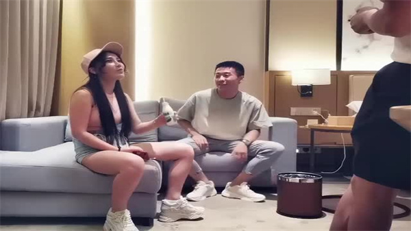 豪门夫人玩激情3P，高潮连连 海报