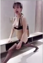 白皙淫娃一字马热身挑逗，惨遭男友口爆颜射灌浆！ 海报