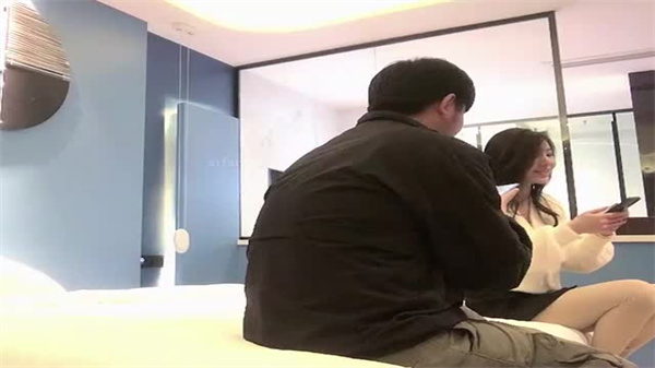 12/07小宝大神重庆私拍 极品校花黑丝长裙激情约啪实录 海报