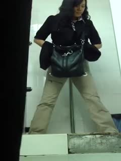 【厕所偷拍】商场厕拍大眼萌妹一脸心事 海报