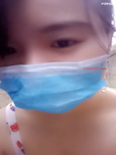 白大眼萌妹温泉直播让人M奶MB，还给别人打飞机这小哥不知道有没有幸福来敲门的感觉 1V 海报