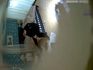 酒店偷拍气质漂亮的女白领被男的在吊篮上嘴太猛干生气了,后来不知说了什么主动脱掉衣服让干,真能淫叫! 海报