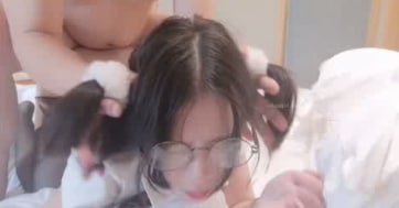 ❤️清纯如莲花的眼镜妹JK少女制服❤️被猥琐猪头主人无套搞了，还内射，艹得哇哇叫，戴眼镜的就是闷骚. 海报