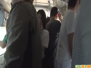 【仑奸】超可爱高中生在公交车上被仑奸 海报
