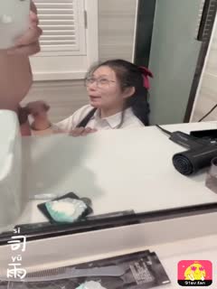 JK制服卫生间口爆颜射的。 海报