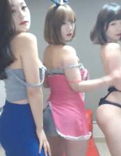 摇啊摇扭啊扭，三个美女同台叫声给土豪射. 海报