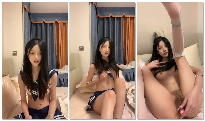 ❤️情趣制服网红女神，贫乳苗条身材，独自寂寞发骚，白丝美腿翘起，棒子跳蛋双管齐下，在床上超级骚 海报
