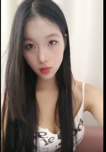 ❤️❤️光头大叔最近约的小姐4， 每天晚上多要干，舌钉文静小骚货，假屌插穴舔逼，后入骑乘位爆草 海报