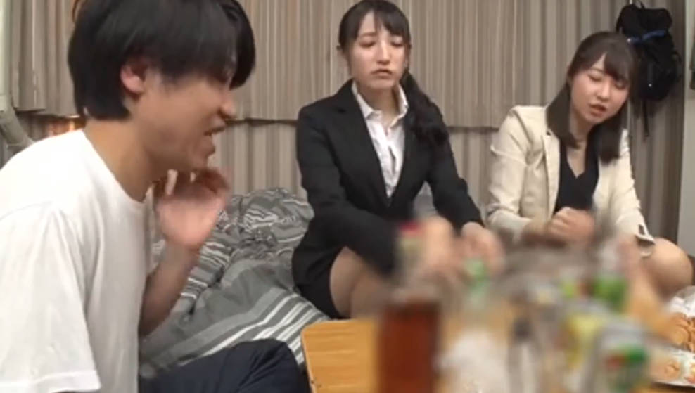 HUNTA-990ボクの目の前で憧れの先輩女子社員2人がまさかの濃厚キス＆イカせ合い！かと思ったらボクのイカせ合いに！會社の飲み會後、2人の先輩女子社員が… 海报