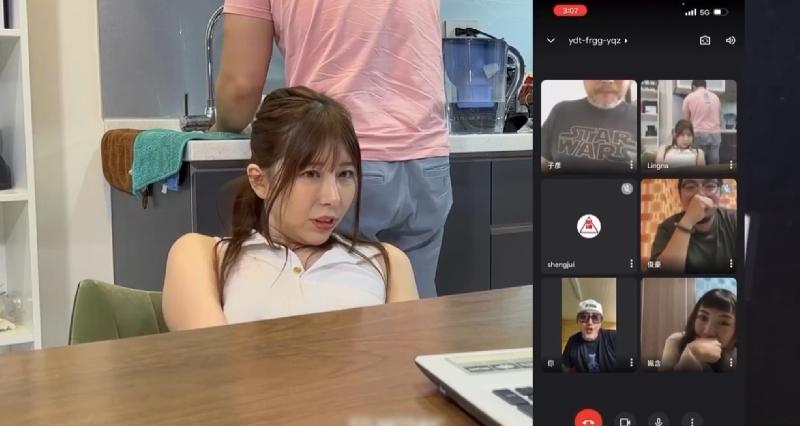 国产_上网课都耐不住寂寞的女生偷偷的自慰还没下课就拉着男友打一发 海报