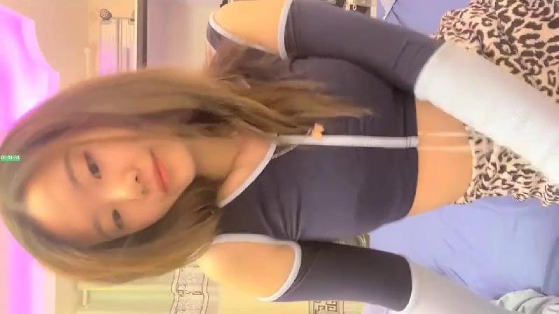国产居家情侣自拍，场场收入一两千，【小熊维尼】，漂亮00后小姐姐，粉胸美穴，线下可约，69舔穴无套插入劲爆 海报