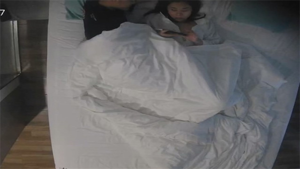 偷拍实录！C杯巨乳女友偷带新欢酒店开房，呻吟声震彻走廊 海报