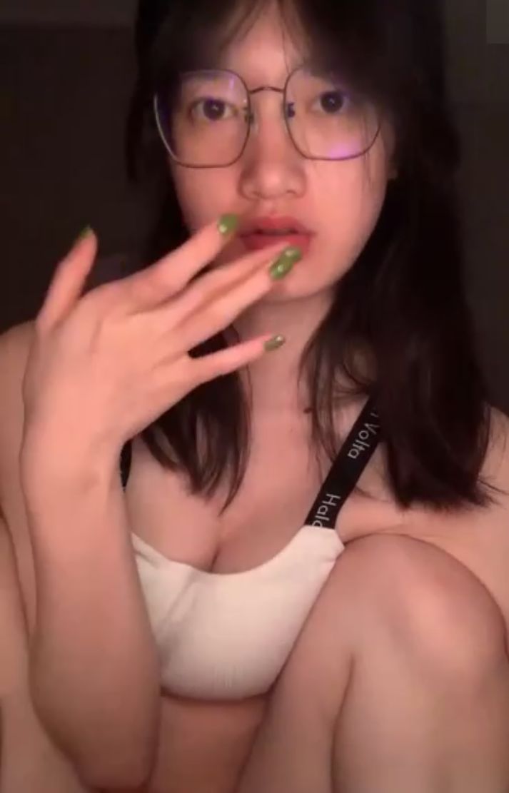 小虎牙眼镜妹，男友没在，小尺度诱惑，脱光光美乳嫩穴，掰开特写，水嫩多汁 海报