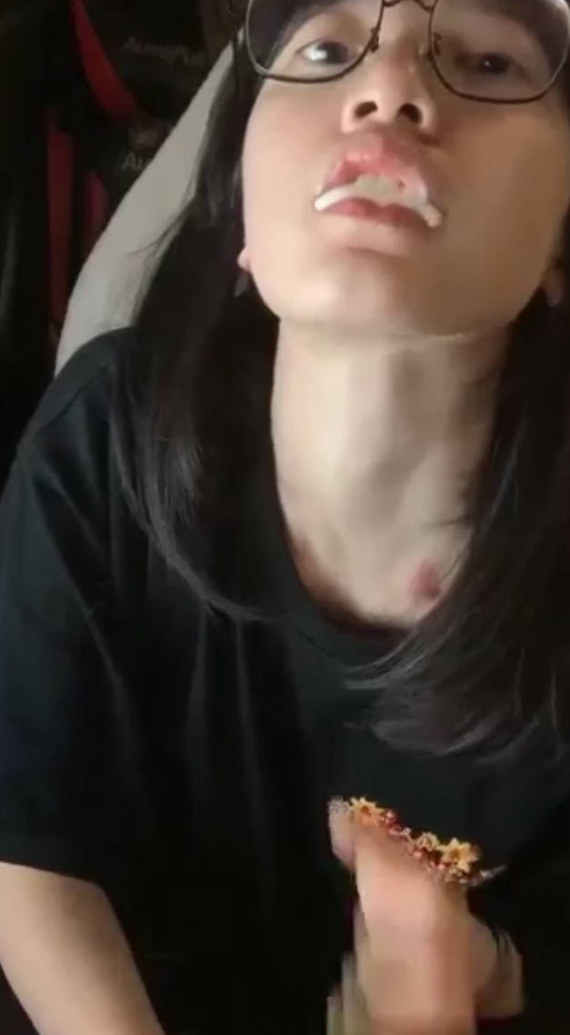 极品尤物眼镜学生妹，外表清纯小虎牙3，黑丝掰嫩穴，男友掏JB抽插几下，翘起双腿好想被操 海报