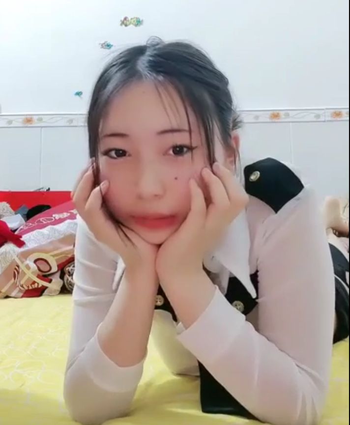 ❤️❤超嫩大奶美少女，和小男友出租屋操逼，情趣装黑丝，自摸肥穴好想要，骑乘位，抽插美臀 海报