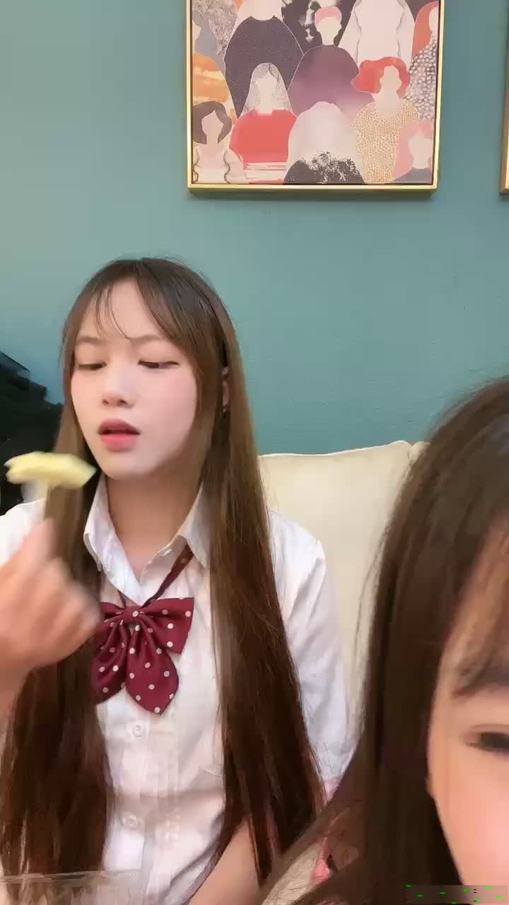 JK装清纯美少女！姐妹花一起！小尺度全裸诱惑，比个奶心，掰开嫩穴看看，妹妹很是呆萌 海报
