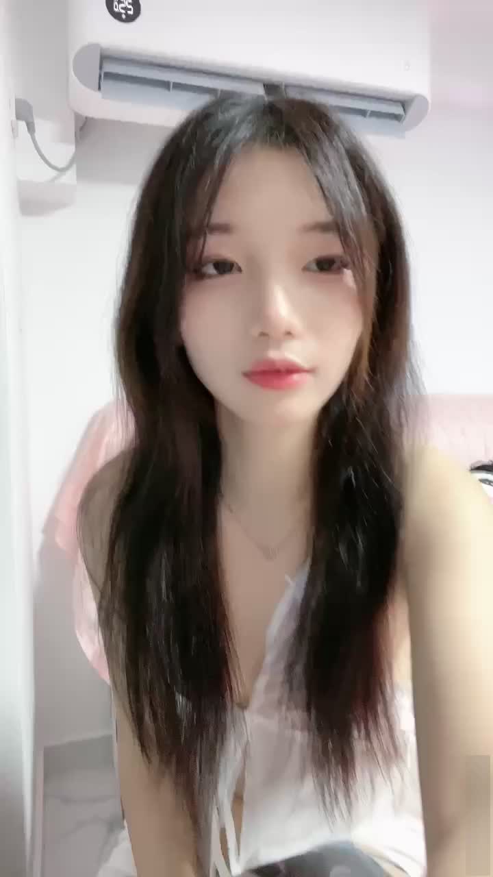 外表乖巧邻家妹妹！收费房大尺度！坐在床头柜自慰，掰开紧致嫩穴，假屌抽插，水声哗哗，娇喘不断 海报