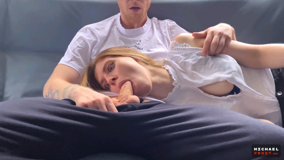 继母在儿子腿上睡觉休息，儿子偷偷掏出鸡巴塞到妈妈嘴里！ 海报