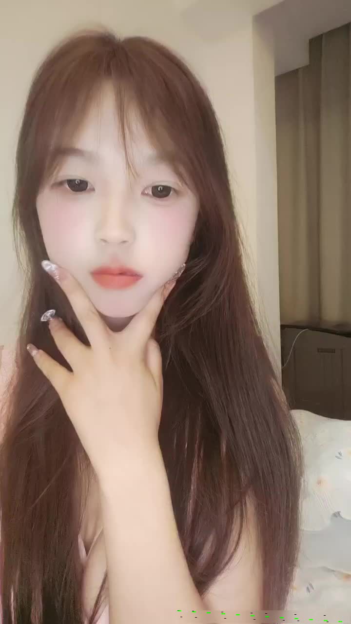 清纯新人美少女！近期下海小尺度！美乳极品嫩穴，翘起双腿看穴，紧致小穴，让人欲罢不能 海报