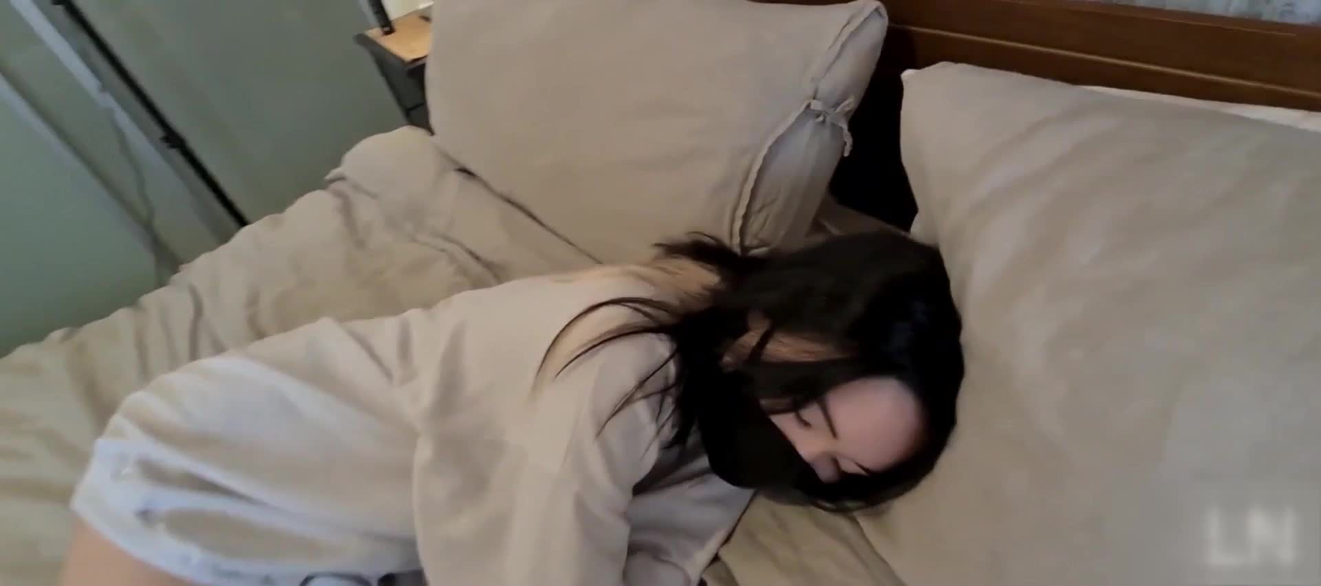 ❤️√巨乳翘臀白皙亚裔 两女吃一根鸡吧 无毛嫩穴 超大胸 后入骑乘 颜值高太有感 太诱惑 直接撸射5 海报