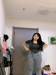 哇塞！这奶子好大啊【00后超级胸】又白又大我好喜欢_4 海报